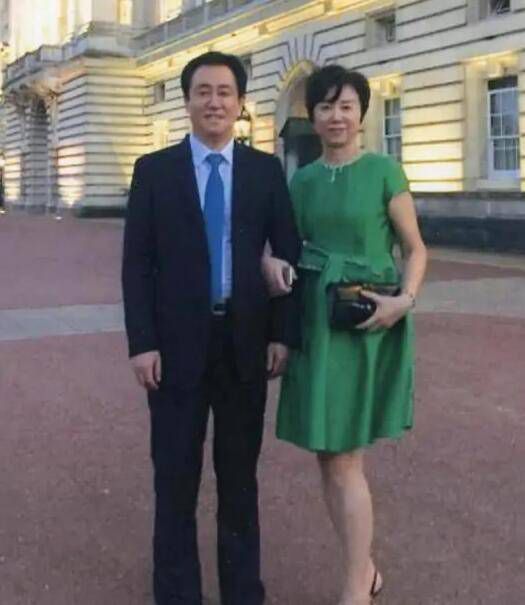 乐翻天的美国爆笑儿童笑剧，里面的小演员和那只狗狗的都激萌激萌的不要不要的。讲述的是几个男孩都想寻求女孩达娜，在他们之间产生的各类纠结趣事，就是儿童世界的为了恋爱，与兄弟们交恶。央视曾引进过。